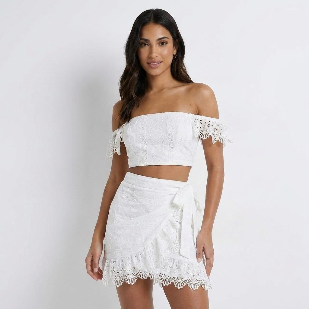Wipes bosom skirt outfit sexy lace