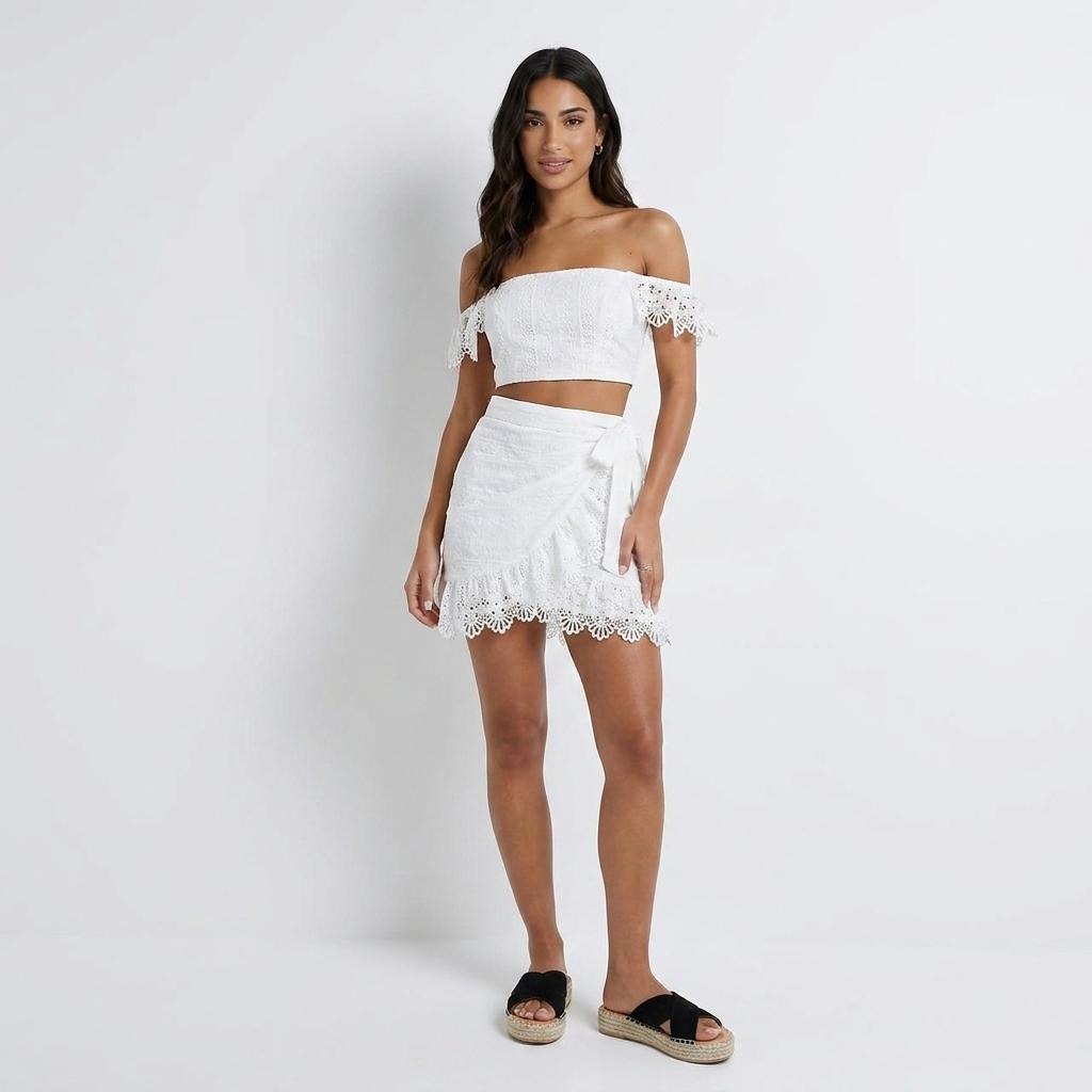 Wipes bosom skirt outfit sexy lace